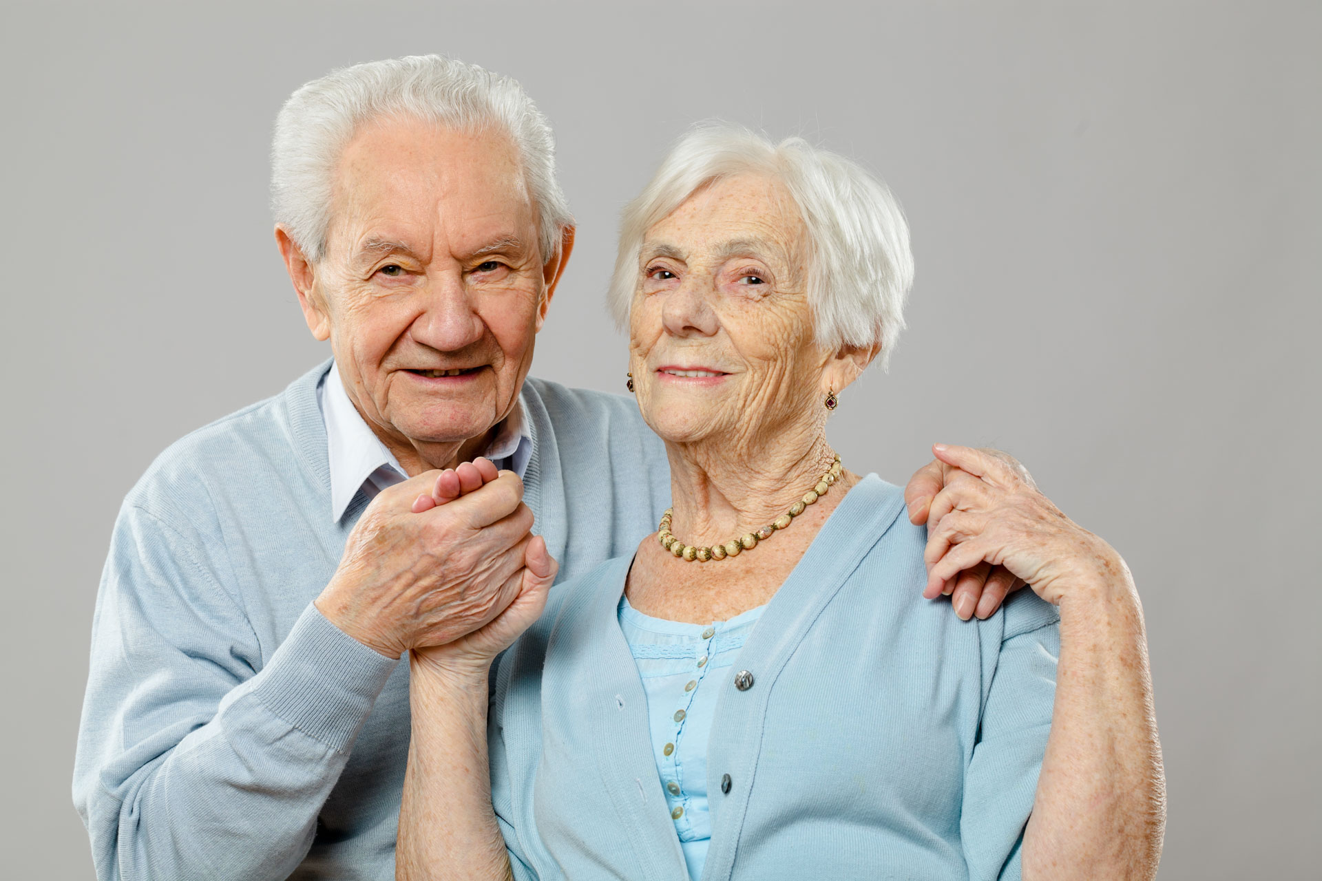 Zufriedenes älteres Paar, das sich die Hände hält