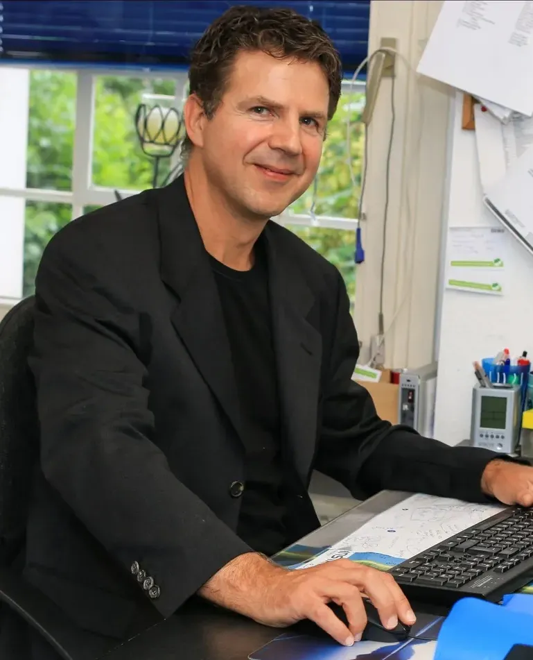 Dr. med. Matthias Thöns am Schreibtisch